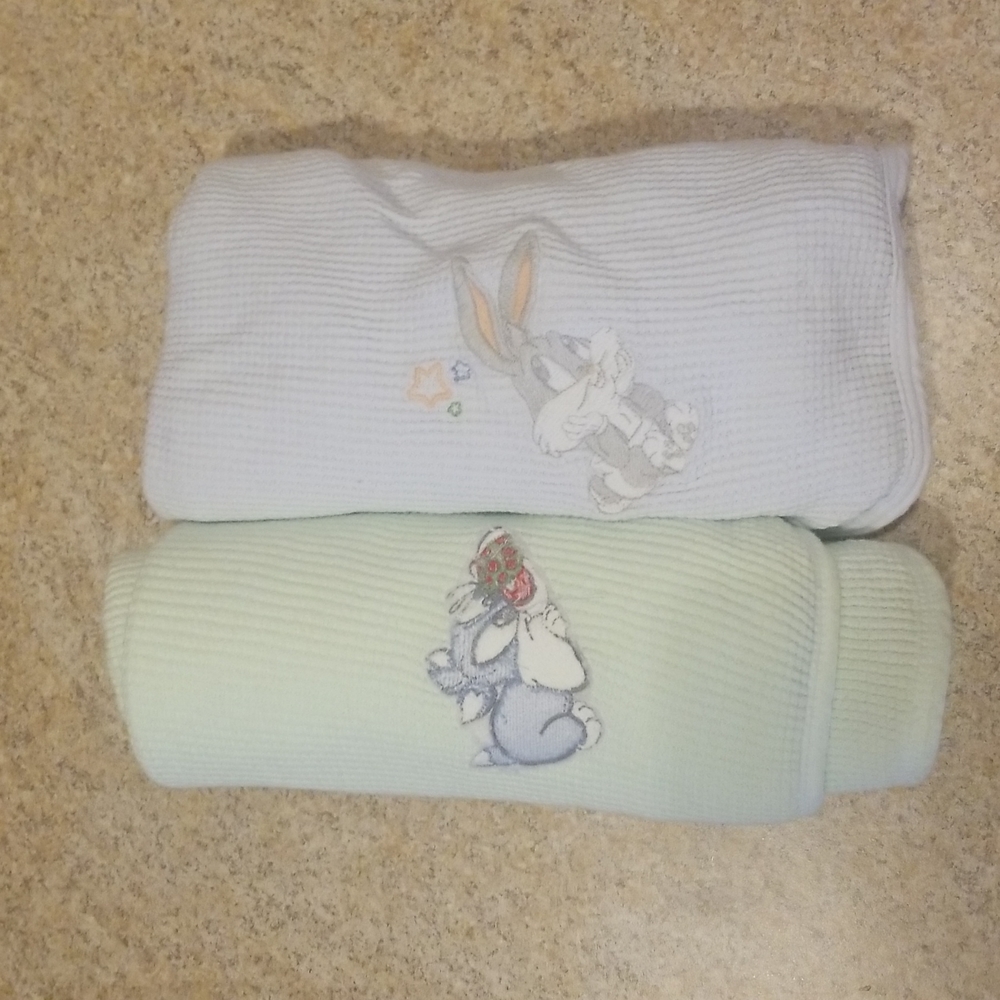 2 Vintage Baby Looney Tunes baby blankets Bugs Bunny, Sylvester